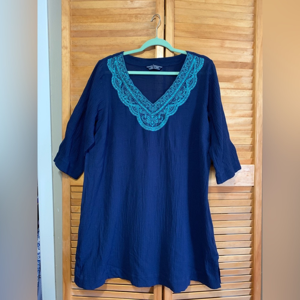 Lands End large navy crinkle gauze with teal embroidered v neck. 100% cotton